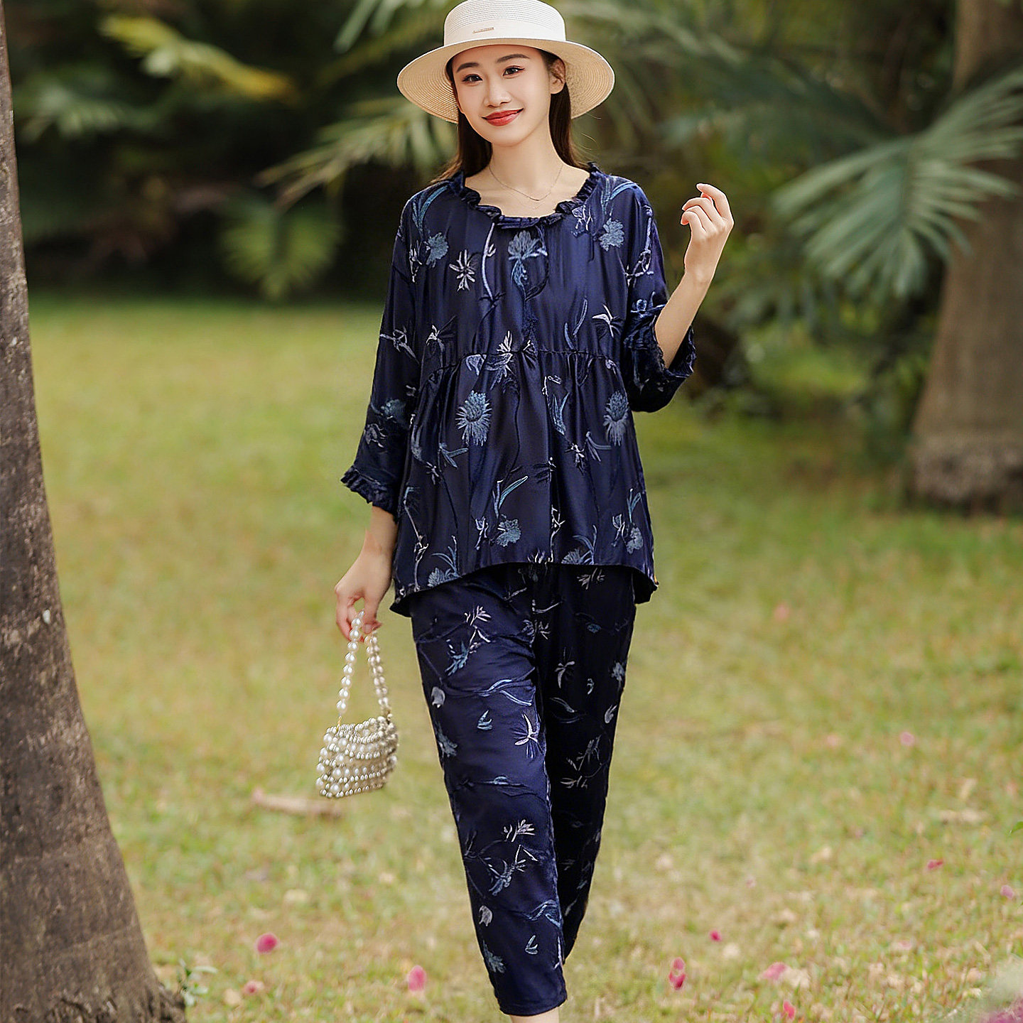 桑蚕丝套装高级轻奢刺绣贵夫人气质减龄大码宽松休闲真丝缎两件套