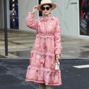 白鸭绒羽绒服大码女装宽松收腰高档轻奢刺绣轻薄保暖长款过膝外套