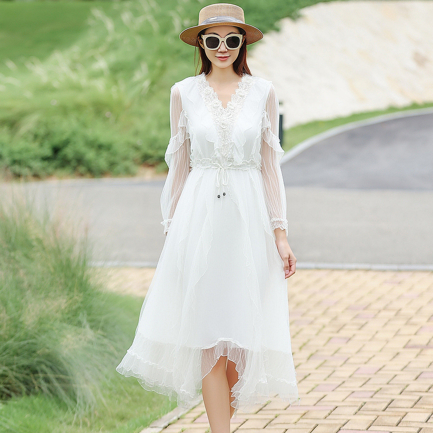 真丝连衣裙女2026年新款100%桑蚕丝收腰洋气质白色茶歇度假中长款