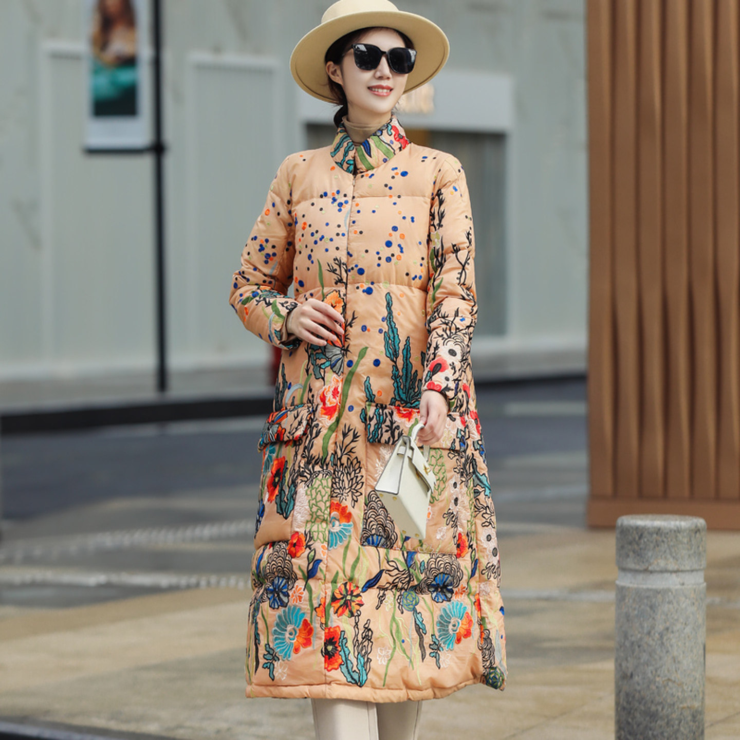 白鹅绒羽绒服女大码宽松时尚气质套头款刺绣长款过膝轻薄保暖外套