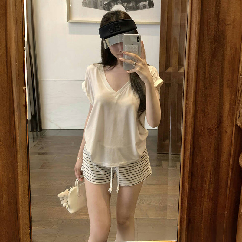 宽松百搭V领宽松短袖T恤女