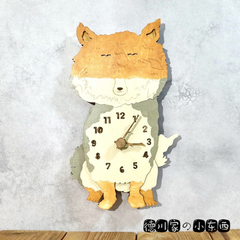 日本代购 匠人手工 坐立的藏狐 可爱 创意 木质 挂钟 时钟 墙饰