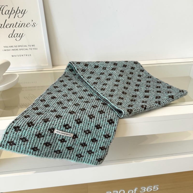 2025年新款复古温柔小围巾针织围脖四瓣花撞色棋盘格文艺百搭围巾