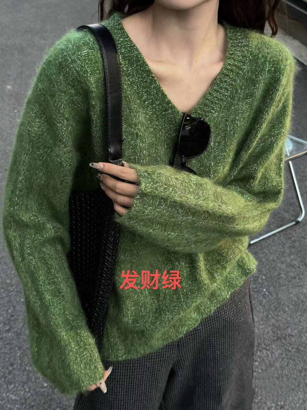 港味复古绿色V领套头针织衫女秋冬轻熟风高级感气质外搭叠穿毛衣