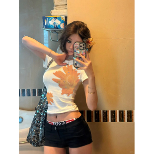 知名度SHOP 辣妹花卉印花短袖T恤女夏季设计感修身显瘦短款小上衣