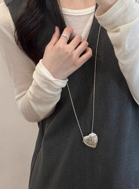 韩系爱心小包项链女小众设计高级感斜挎链秋冬复古长款桃心毛衣链