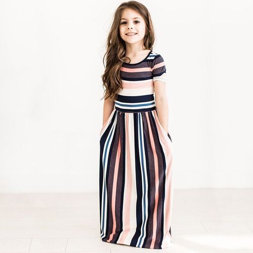 Children in the children's wear chromatic stripe printed