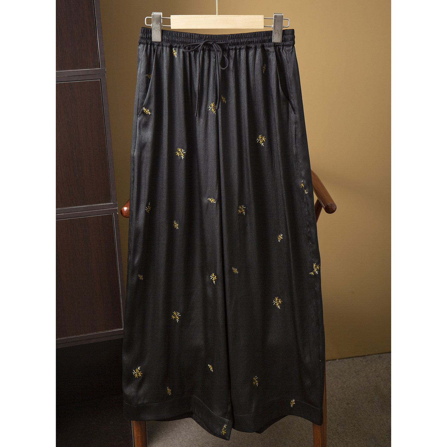 丝艺 精致刺绣树皮皱真丝香云纱休闲阔腿裤100%桑蚕丝松紧腰垂感