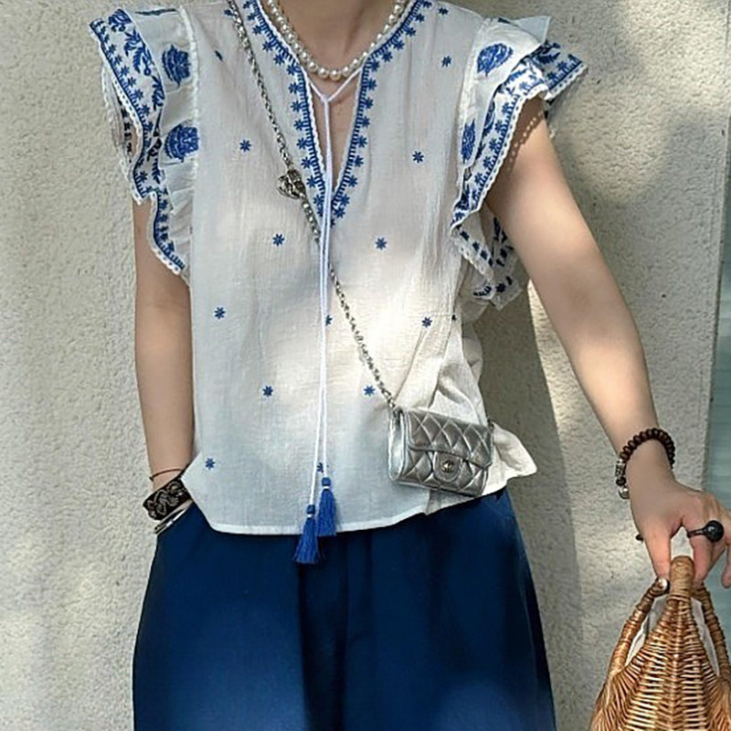 法式小众2025夏季新款蓝花刺绣民族风棉麻小飞袖V领系流苏女上衣
