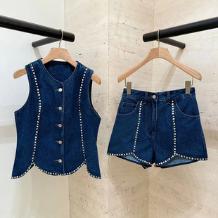 法单小众2025早秋新款免打理牛仔镶钻V领金属扣修身上装短裤套装