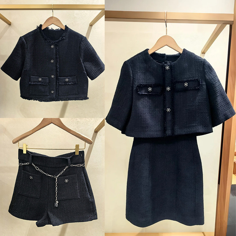 法式小众 2026早春新小香风毛饰边镶钻花扣呢套裙外套短裤套装女