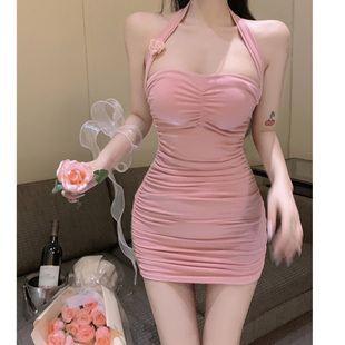 纯欲粉色挂脖露背无袖连衣裙女2023年夏季新款性感收腰包臀短裙子
