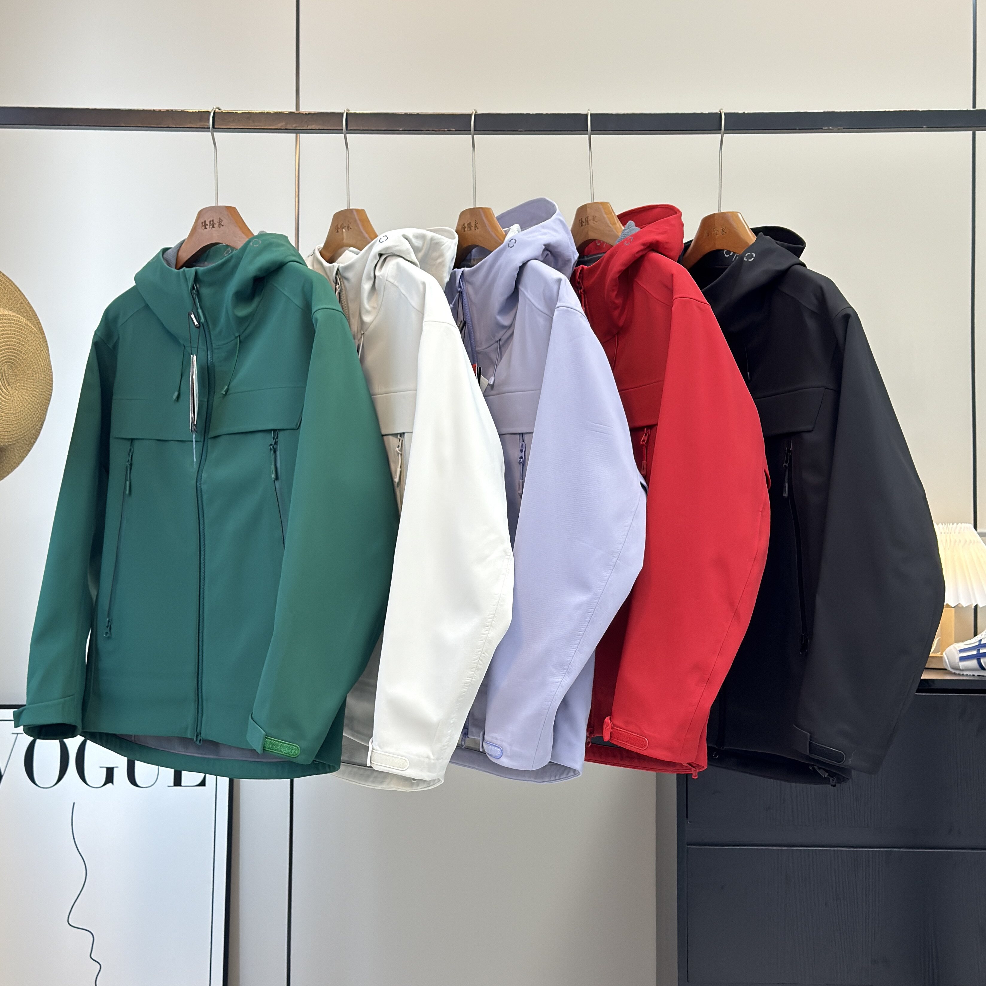 户外山系！男女情侣款机能防水登山徒步加薄绒连帽软壳冲锋衣外套