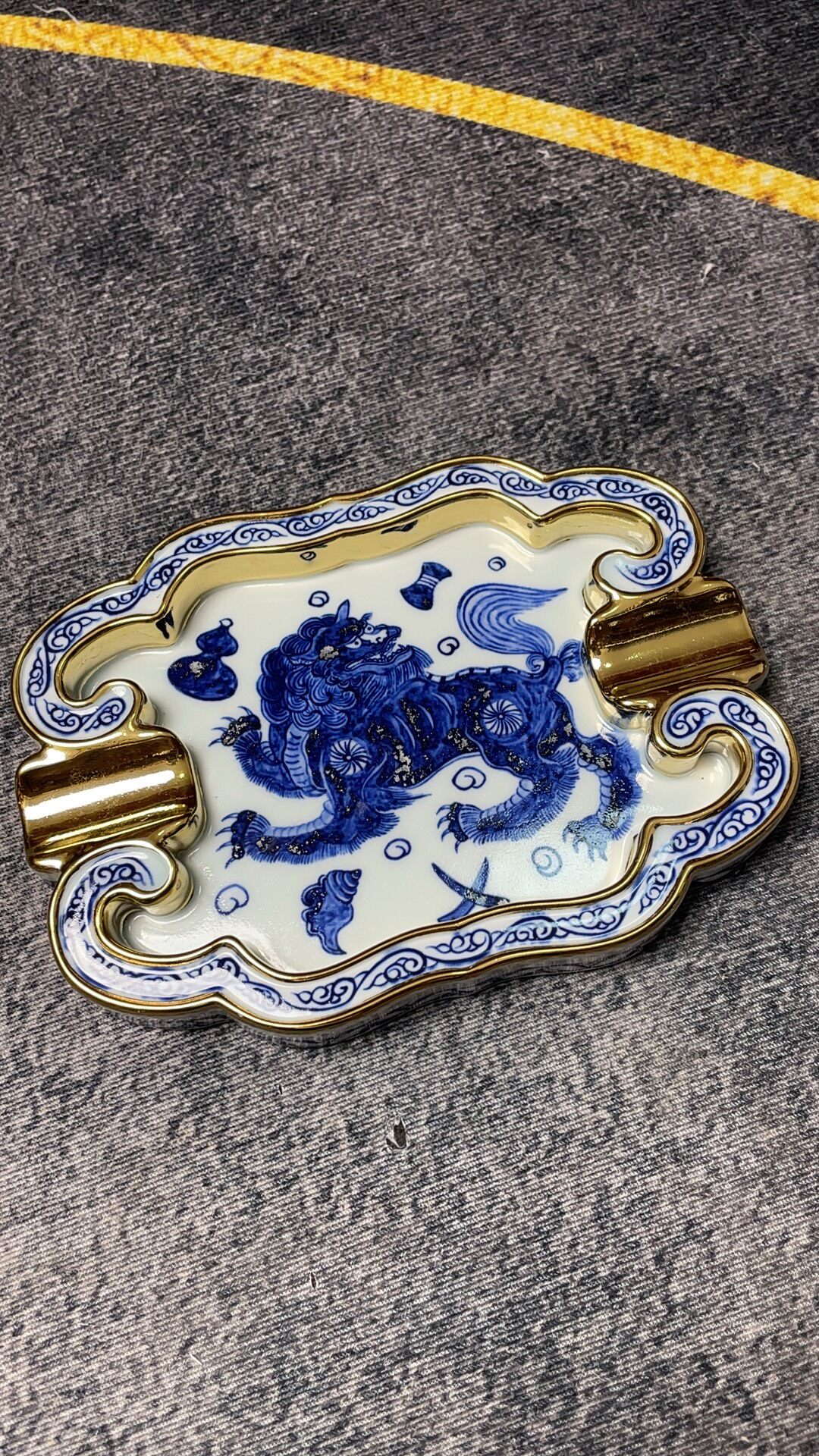 新品异形描金雪茄缸景德镇手工绘陶瓷烟灰缸青花送礼仿元狮子绣球