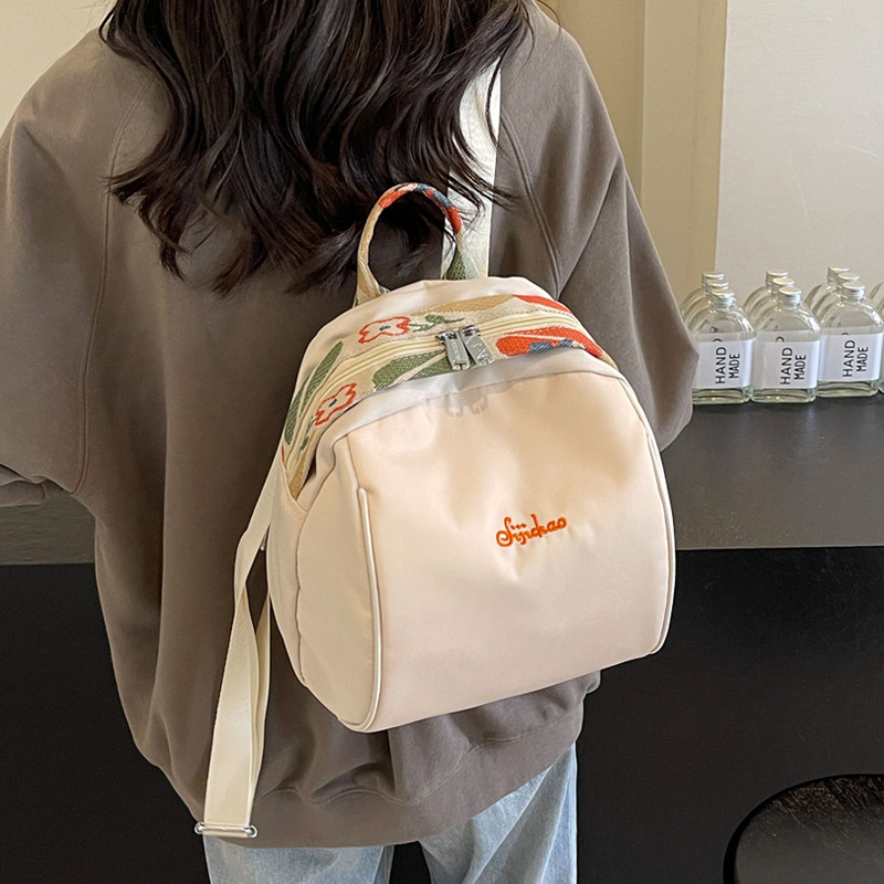 上班族通勤双肩包女2024新款时尚轻便旅游后背包百搭尼龙布简约风