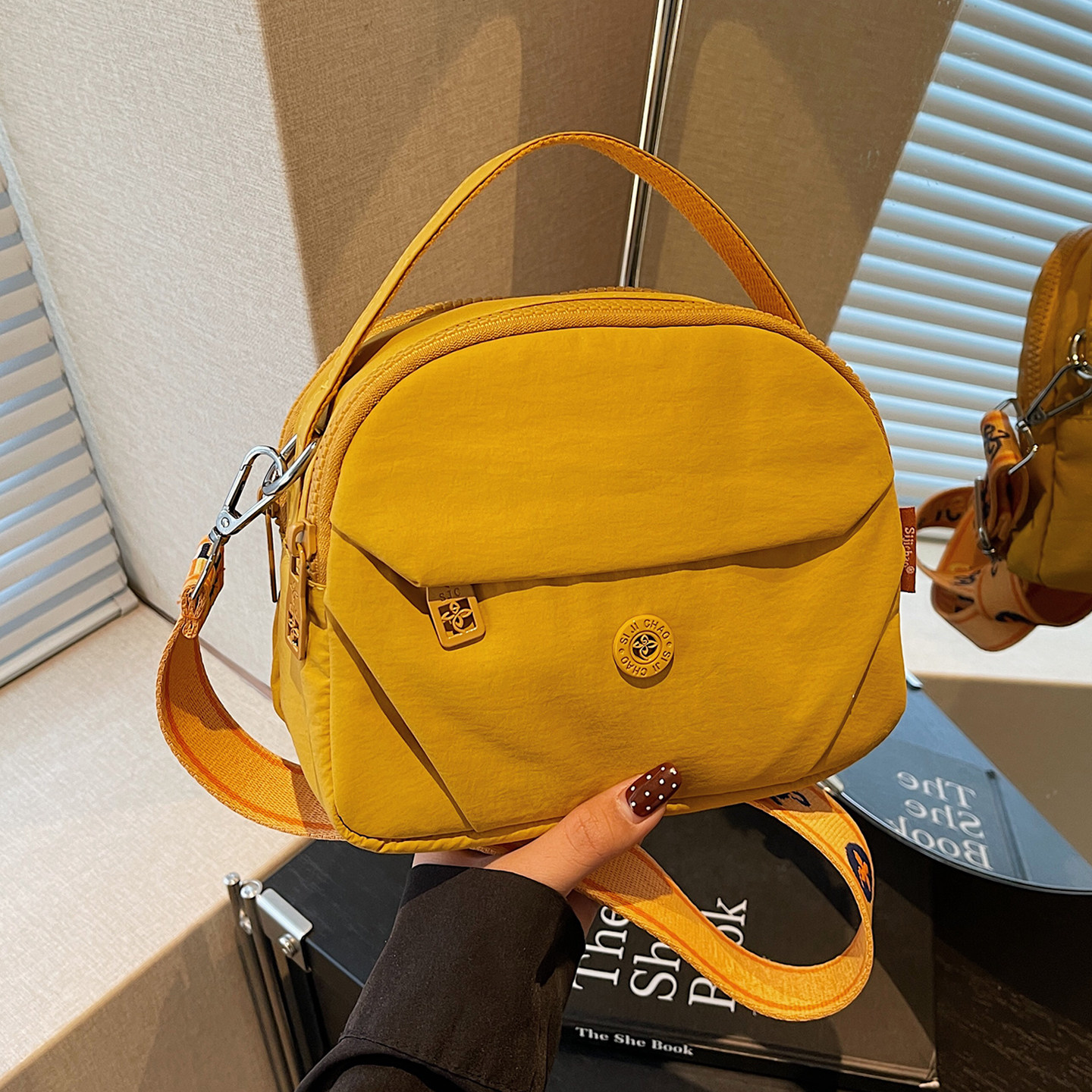时尚百搭款黄色手提包女斜挎包防水大容量休闲款简约风单肩包女包