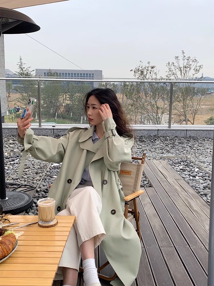 豆绿色风衣外套女2023新款春秋小个子高级感流行中长款英伦风大衣