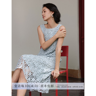 芝美日禾 艺术镂空蕾丝法式一字领无袖小个子收身蓝色连衣裙