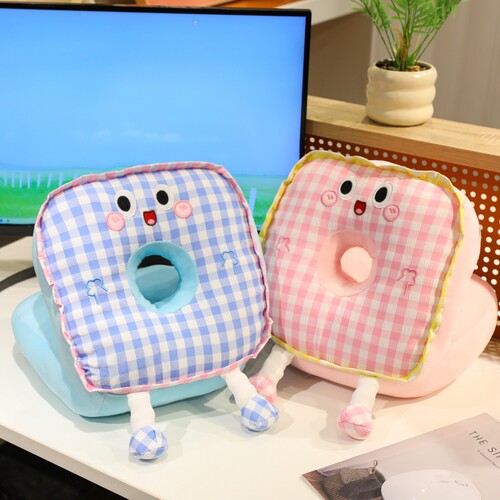 小学生教室趴桌上睡觉枕头