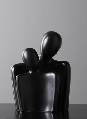 现代抽象艺术人物拥抱摆件轻奢创意客厅电视柜办公桌面陶瓷装饰品