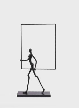 轻奢现代简约黑色抽象人物人像雕塑摆件坐姿人样板房售楼处饰品