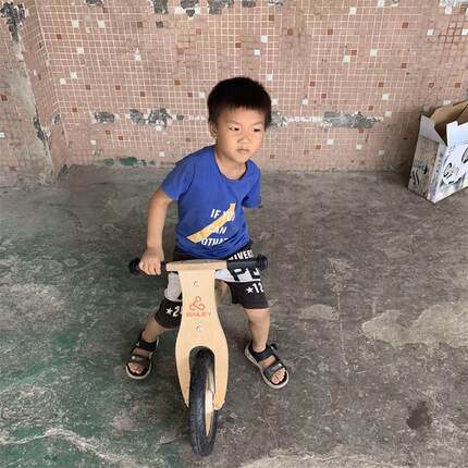 儿童平衡车溜溜滑步车宝宝学步车无脚踏板两轮自行车2-5岁玩具车