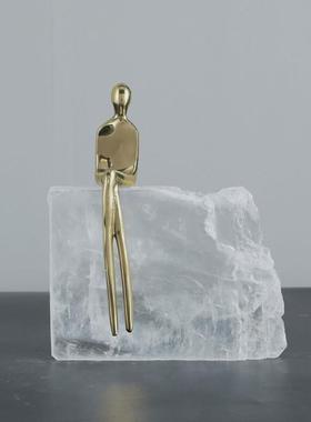 北欧轻奢小铜人酒柜摆件样板间创意工艺水晶石玄关家居装饰品