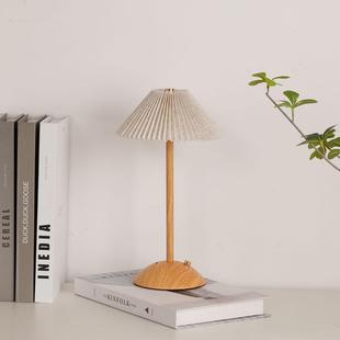 高级感台灯卧室床头灯轻奢主卧2024创意风装饰台灯充电氛围灯