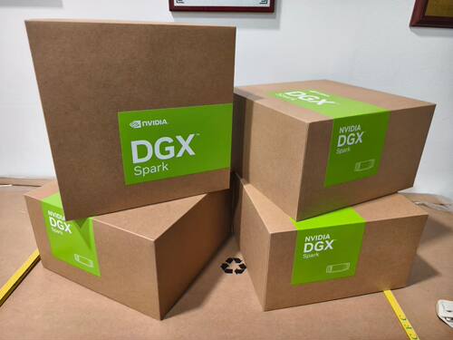 英伟达NVIDIA DGX Spark桌面级Grace Blackwell AI超级计算机