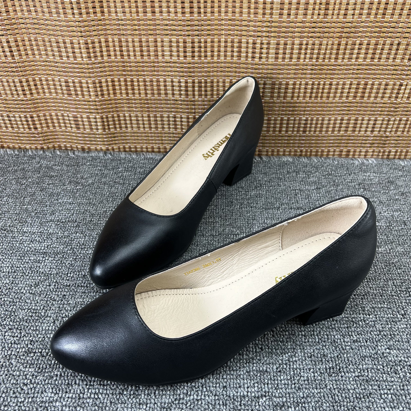 黑色真皮尖头中跟粗跟通勤女单鞋