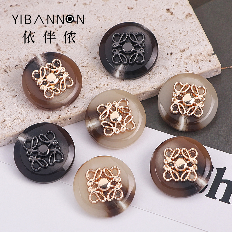 依伴侬树脂金属组合大衣毛衣外套