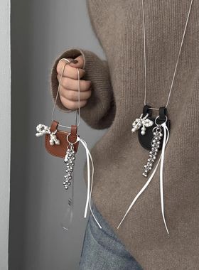 小众设计感皮质小包珍珠蝴蝶结项链长款毛衣链个性挂配饰女