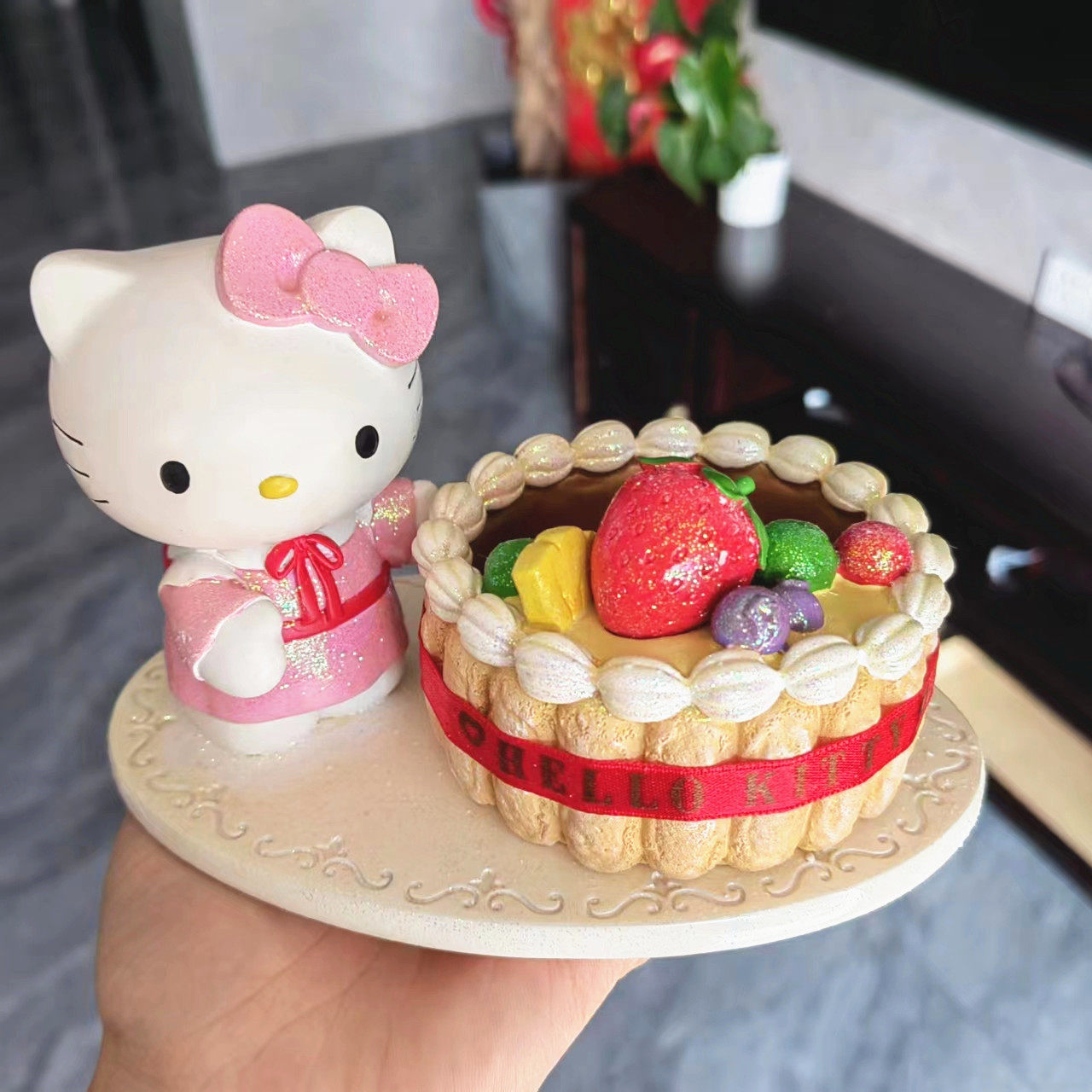 三丽鸥卡通 hello kitty草莓蛋糕树脂首饰盒收纳盒手机座摆件礼物