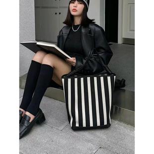 高级感黑白条纹水桶包新款单肩包腋下大容量托特包时尚帆布包大包