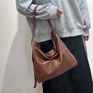 韩国东大门bucks leather真皮小众设计慵懒风褶皱单肩斜挎大包女