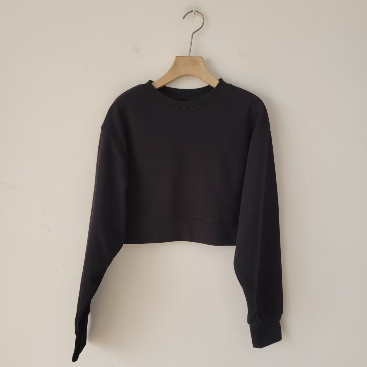 2款日单春秋季简约现代风黑色圆领长袖卫衣女宽松短款基础款上衣