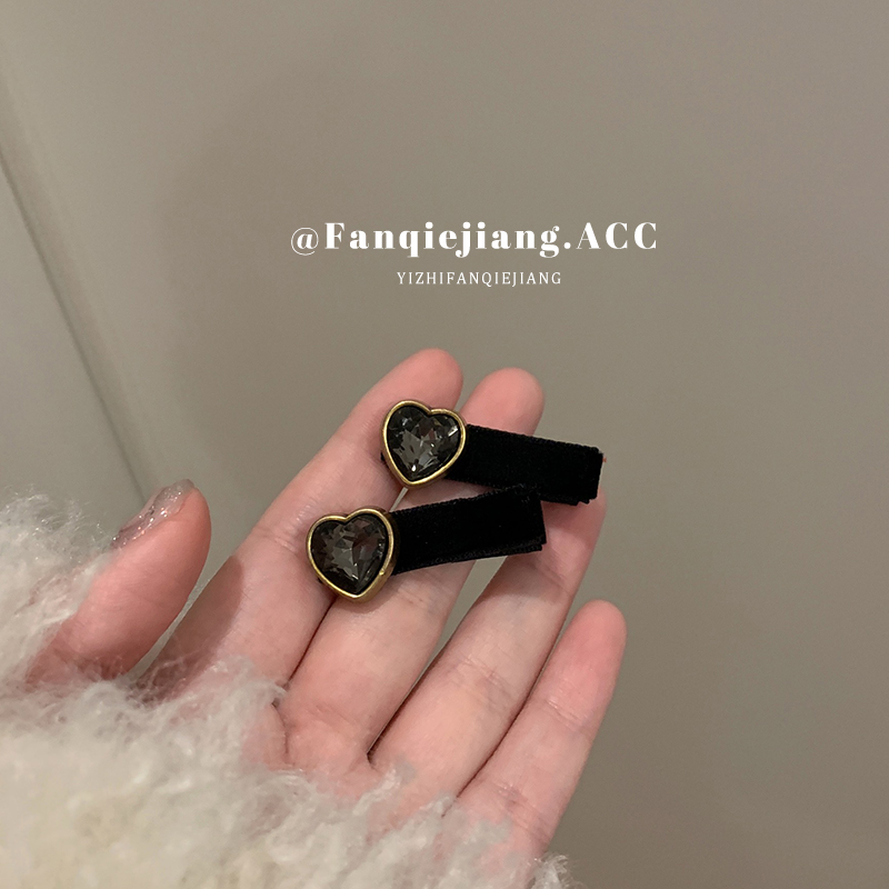 一只番茄酱甜妹植绒爱心锆石发夹