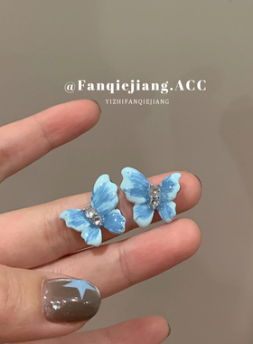 很适合夏天的蓝色滴油蝴蝶耳环