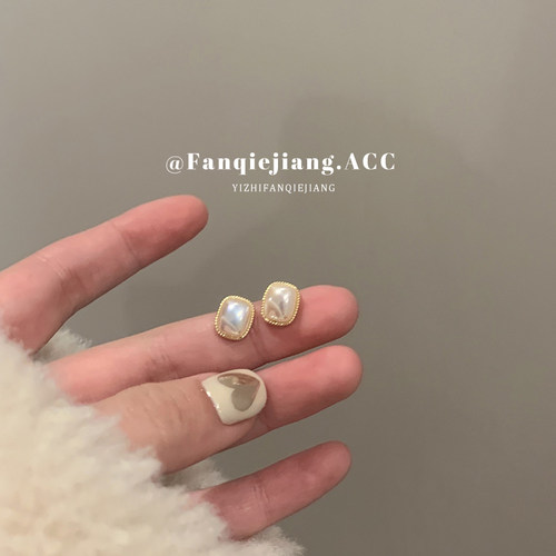 一只番茄酱复古mini方形耳钉