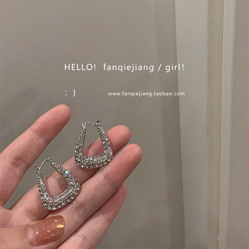 一只番茄酱设计感锆石女小众耳环