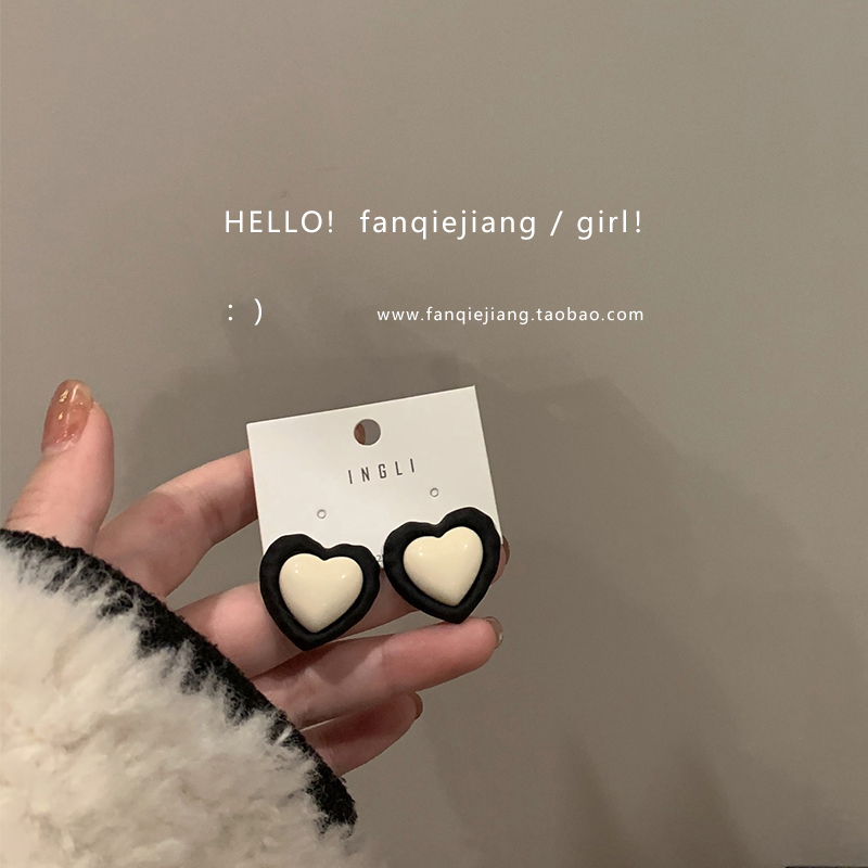 一只番茄酱独特的爱心耳环