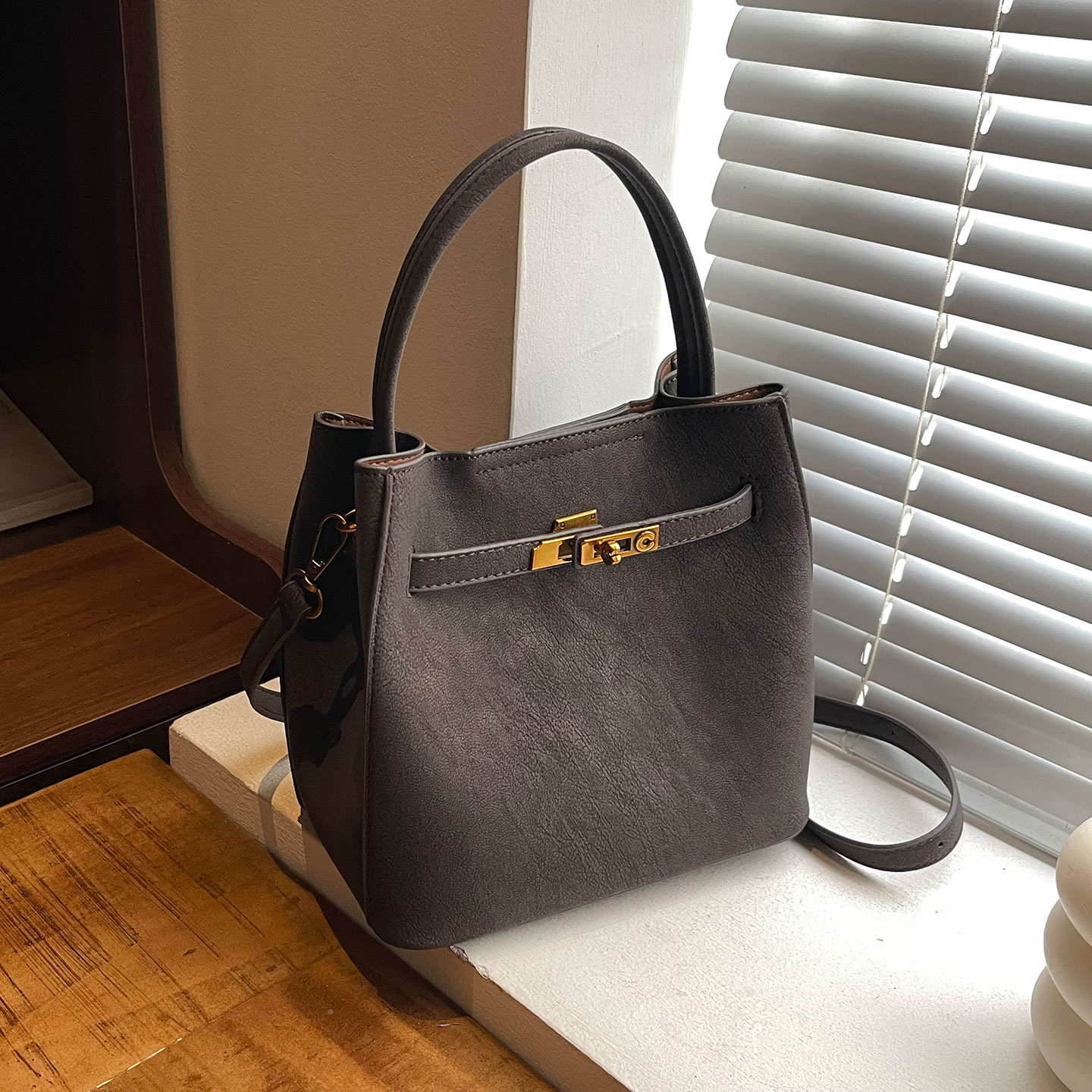 2025冬季新款高级感磨砂水桶包