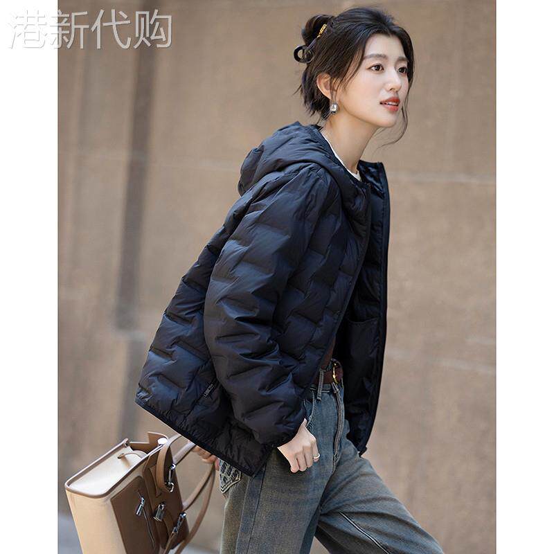 德玛纳短款羽绒服女圆领单排扣方块压线宽松保暖外套2025冬新款