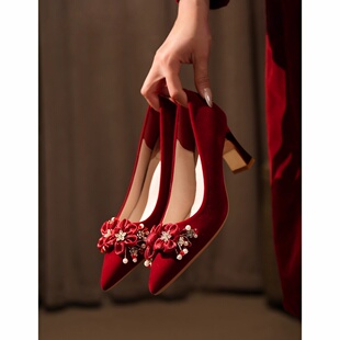 花朵红色绒面秀禾婚鞋女不累脚粗跟尖头单鞋配旗袍中式新娘高跟鞋