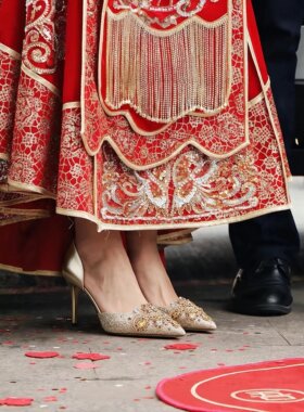 香槟金色气质水钻高跟鞋女绝美法式中空尖头凉鞋秀禾服主婚纱婚鞋