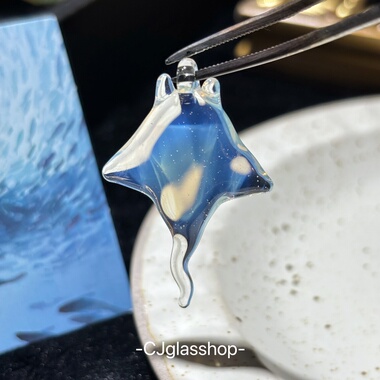 CJglasshop-魔鬼鱼 创意项链吊坠小众海洋艺术品玻璃手工生日礼物