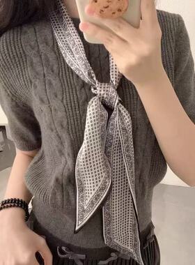韩系小众穿搭！复古文艺格纹小丝巾女百搭休闲圆领麻花针织上衣