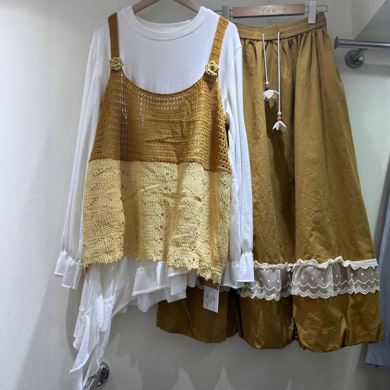 秋季新款文艺针织叠穿吊带马甲女温柔风校园小花设计休闲宽松毛衣