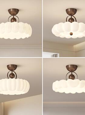 法式轻奢中古风卧室吸顶灯全光谱复古胡桃木纹主卧房间LED花瓣灯