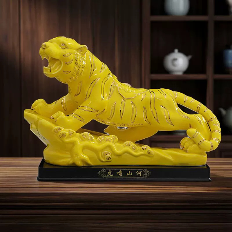 黄色陶瓷上山虎生肖吉祥摆件